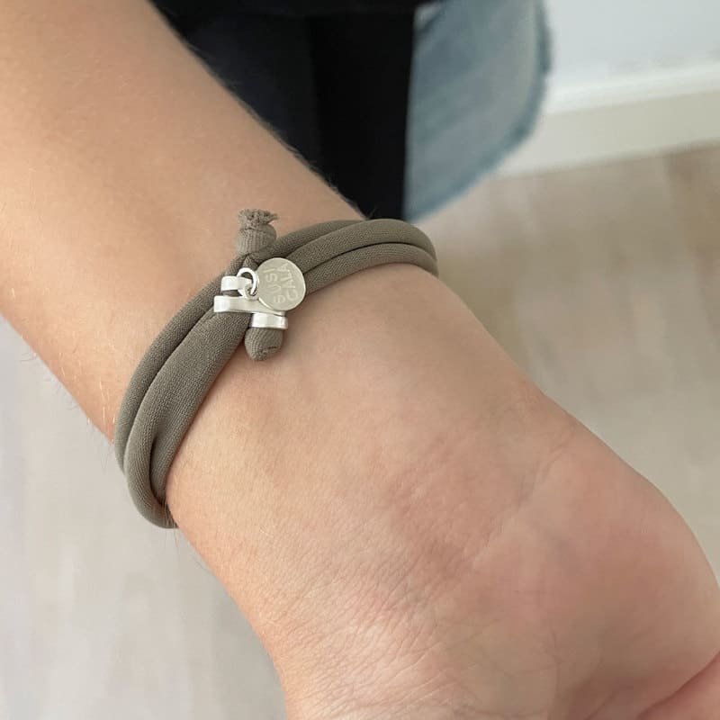Justine-Colour-bracelet-silver-back-lady