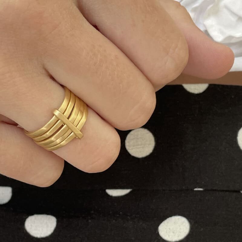 Sophie-5Mix-Ring-Gold-lady-2