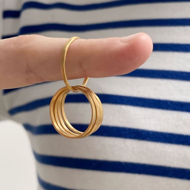 Sophie-5Twin-Ring-Gold-lady-2