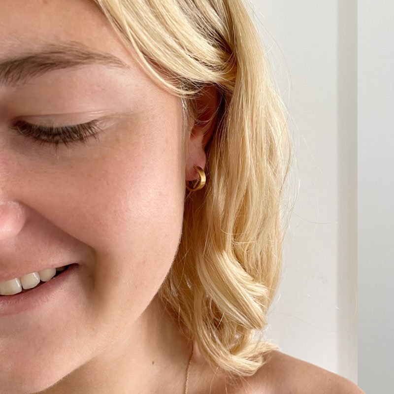 bretagne-S-hoop-earrings-gold-lady
