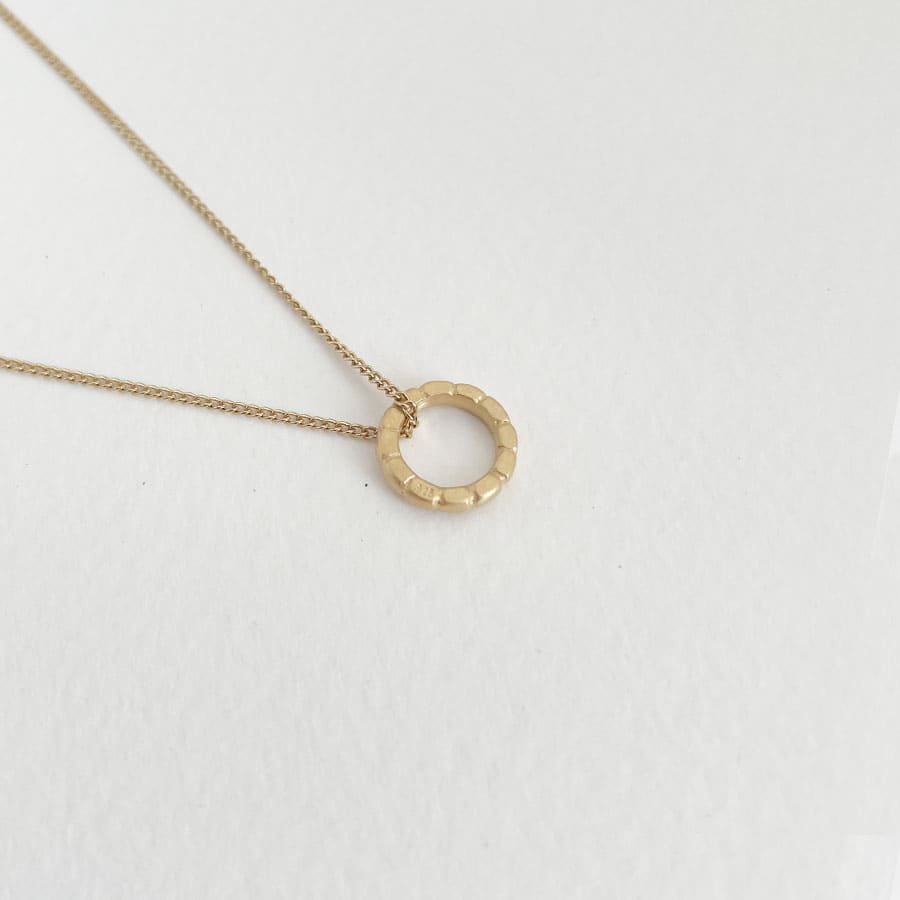 camu-mini-circle-necklace-gold